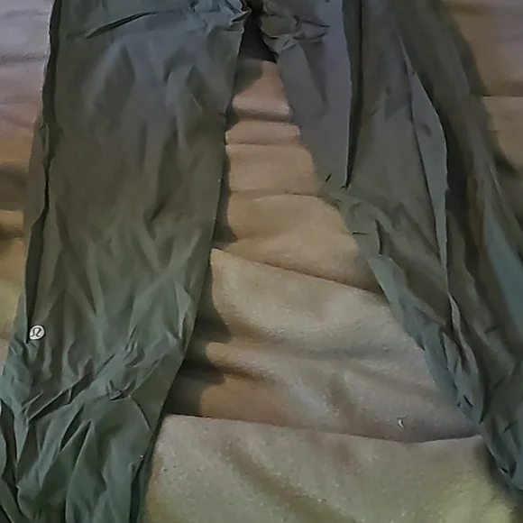 lululemon pants with elastic at the leg. Size 0 - Picture 4 of 4